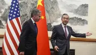 Menlu Amerika Serikat Antony Blinken dan Menlu China Wang Yi saat bertemu di Beijing, China, pada Jumat (26/4/2024). (Dok. AP Photo/Mark Schiefelbein)