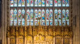 Suasana altar lokasi upacara pernikahan Pangeran Harry dan Meghan Markle di Kapel St George, Kastil Windsor, London, Inggris, Minggu (11/2). Kapel St George sendiri sudah dibangun pada Abad ke-15. (AFP PHOTO/POOL/Dominic Lipinski)