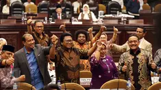 Ketua DPD RI terpilih Oesman Sapta Odang bersama dua orang Wakil Ketua DPD RI terpilih Nono Sampono dan Darmayanti Lubis mengangkat tangan di sela Rapat Paripurna lanjutan penetapan pimpinan baru di Senayan, Jakarta (4/4). (Liputan6.com/Johan Tallo)