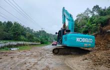 Hutama Karya Kerahkan Puluhan Alat Berat Percepat Pembukaan Jalan Padang-Bukittinggi Akibat Longsor