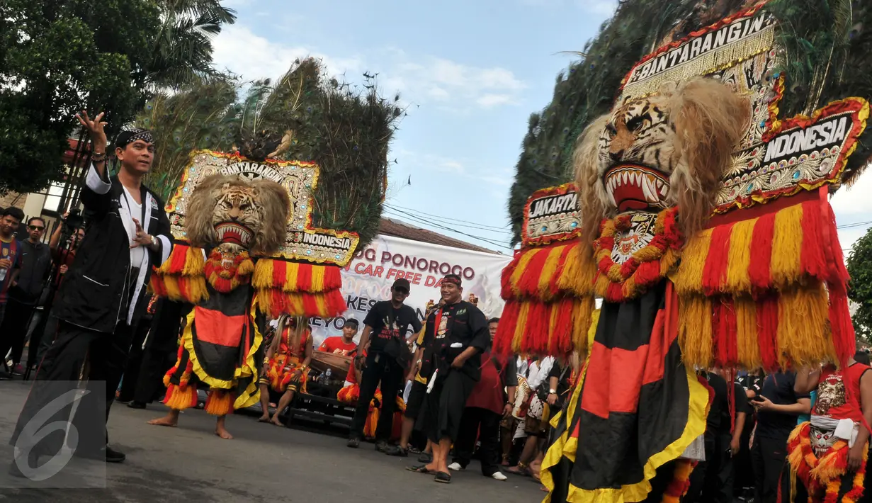 Komunitas Reog Ponorogo (KRP) beratraksi saat Car Free Day di kawasan Sudirman, Jakarta, Minggu (20/3). Atraksi itu untuk menggalang dukungan agar Reog Ponorogo mendapatkan pengakuan sebagai warisan budaya dunia dari UNESCO. (Liputan6.com/JohanTallo)