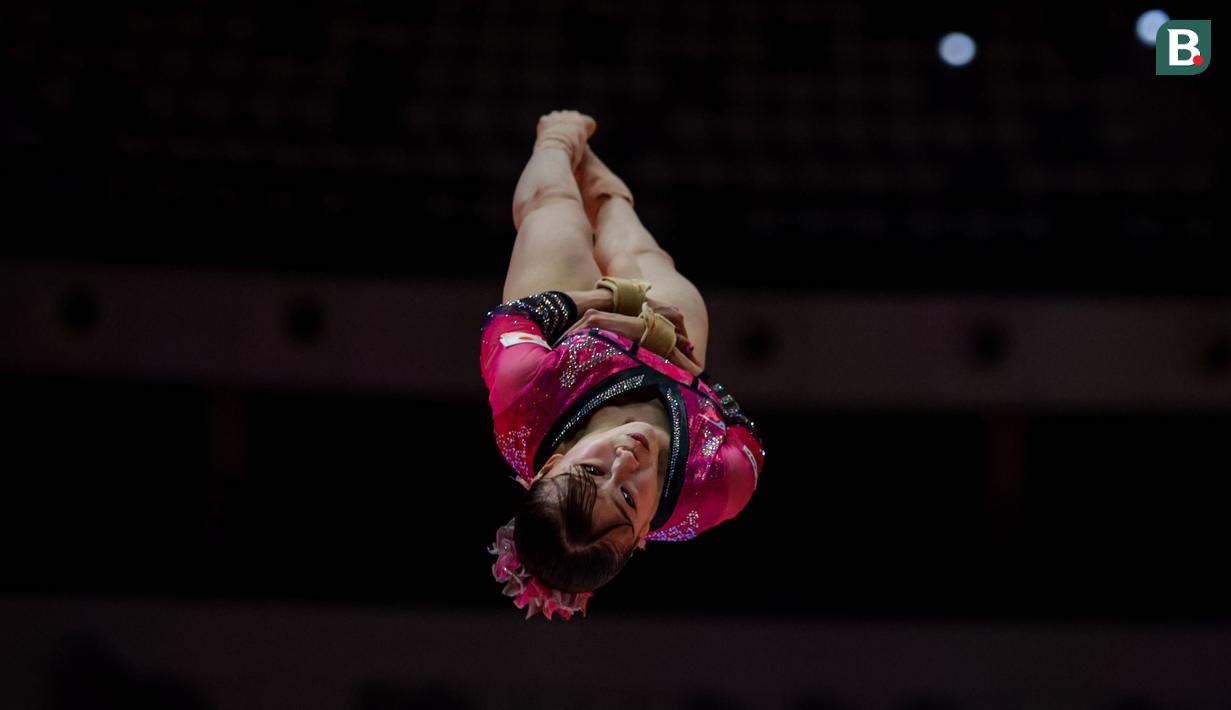 <p>Pesenam Jepang, Aiko Sugihara beraksi pada nomor balok keseimbangan dalam Kejuaraan Dunia Gimnastik 2025 di Indonesia Arena, Senayan, Jakarta, Senin (20/10/2025). (Bola.com/Bagaskara Lazuardi)</p>