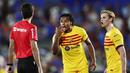 Pemain Barcelona, Jules Kounde (tengah) dan Frenkie de Jong melakukan protes terhadap wasit pada laga pekan pertama Liga Spanyol 2023/2024 melawan Getafe di Coliseum Alfonso Perez Stadium, Getafe, Spanyol, 14 Agustus 2023 WIB. (AP Photo/Alvaro Medranda)