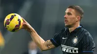 Lukas Podolski resmi bergabung dengan Inter Milan pada Senin (6/1/2015), dengan status sebagai pemain pinjaman dari Arsenal hingga musim 2014-2015 berakhir. (AFP/Marco Bertorello)