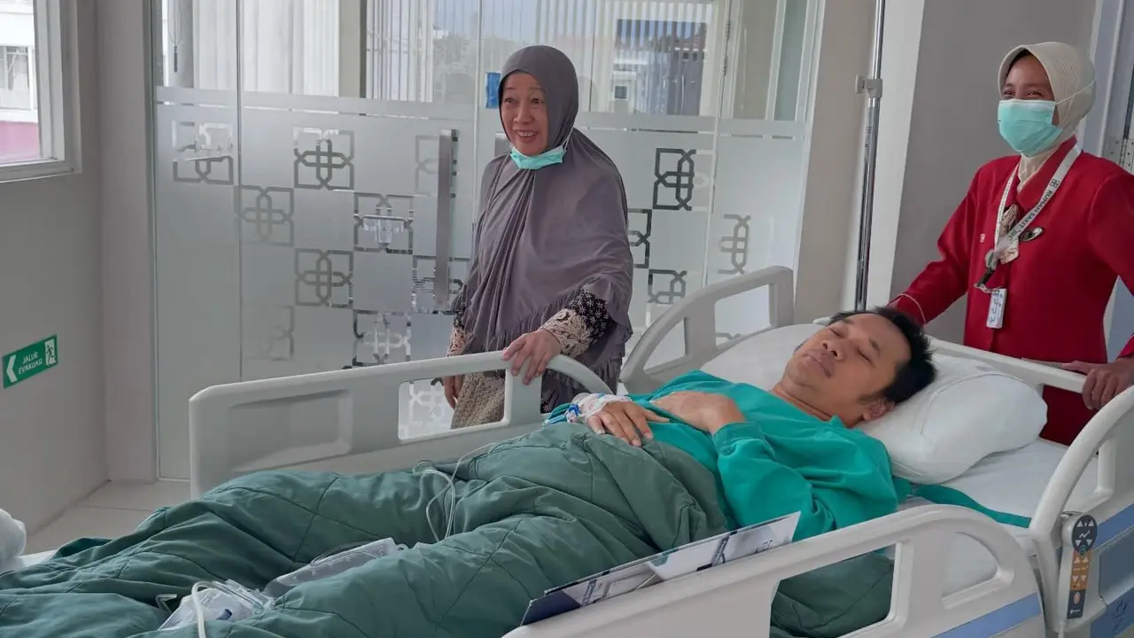 7 Potret Hanung Bramantyo Alami Patah Kaki Usai Tertimpa Motor 220 Kg