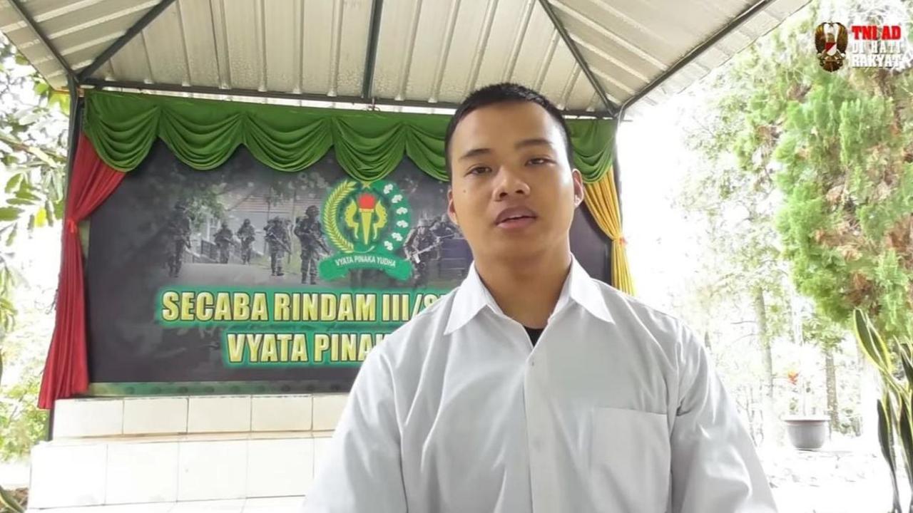Ibu Raffi harus bekerja sebagai buruh harian di sebuah pabrik kulit untuk mencukupi kehidupan sehari-hari sang anak.<br>
