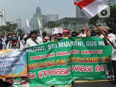 Sejumlah guru madrasah melakukan unjuk rasa di kawasan Patung Kuda, Jakarta, Senin (26/6/2023). (merdeka.com/Imam Buhori)