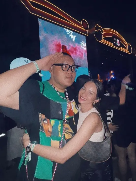 Enzy Storia tak kalah stylish memadukan sleeveless top, celana pendek, dan shoulder bag-nya. [@enzystoria].