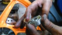 Banyak mekanik langsung memasang bearing roda tanpa menambahkan gemuk.