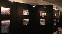 Pengunjung melihat foto dalam pameran fotografi, Jakarta, Senin (8/5). Pameran  menampilkan 500 foto aksi mahasiswa 1998, memorabila, diskusi, aksi instalasi dan pemutaran film-film yang berlangsung 6-15 Mei 2017. (Liputan6.com/Johan Tallo)