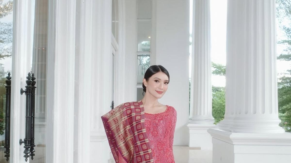 Pesona Anissa Aziza Dibalut Kebaya dan Ulos Nuansa Pink di Pernikahan Adik Raditya Dika, Kompak Bareng Dua Anak