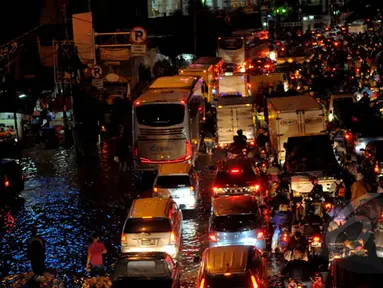 Genangan air setinggi 20-40 cm menyebabkan kemacetan parah di Jalan Daan Mogot, Jakarta, Senin (9/2/2015) malam. (Liputan6.com/Faisal R Syam)