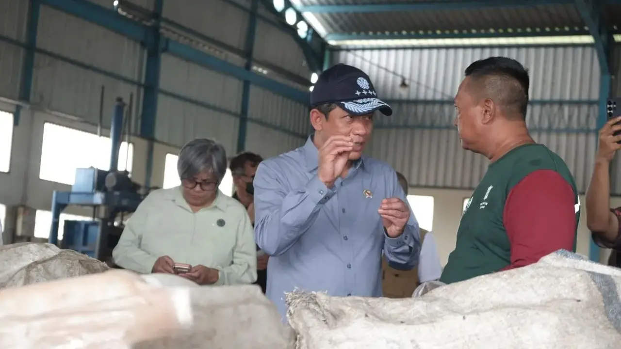 Hanif Tinjau TPS 3R Sumber Rejo Surabaya