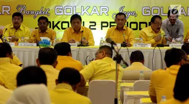 Ketua Umum Partai Golkar Airlangga Hartarto (ketiga kanan) memimpin rapat pleno perdana setelah terbentuknya kepengurusan baru di DPP Golkar, Jakarta, Senin (29/1). Rapat pleno digelar sesaat sebelum verifikasi faktual oleh KPU. (Liputan6.com/Johan Tallo)