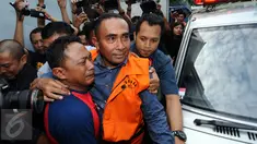 Bupati Buton nonaktif, Samsu Umar Abdul Samiun dipeluk kerabatnya usai menjalani pemeriksaan di Gedung KPK, Jakarta, Kamis (26/1). Samsu Umar tersangka dugaan suap Ketua Mahkamah Konstitusi Akil Mochtar, Oktober 2016. (Liputan6.com/Helmi Fithriansyah)