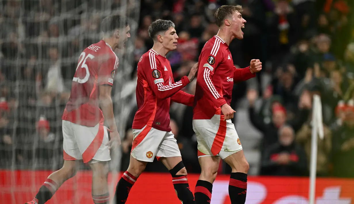 Tertinggal 1-2 dari tim tamu, Manchester United bangkit. Di akhir babak pertama atau menit ke-45, Rasmus Hojlund berhasil mencetak gol penyeimbang laga. (Oli SCARFF/AFP)