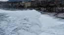 Gelombang ombak besar menghantam pantai kota Nice, riviera Prancis (28/12/2020). Listrik rumah warga di wilayah timur dan tengah Perancis terputus akibat badai yang melanda seluruh negeri. (AFP/Valery Hache)