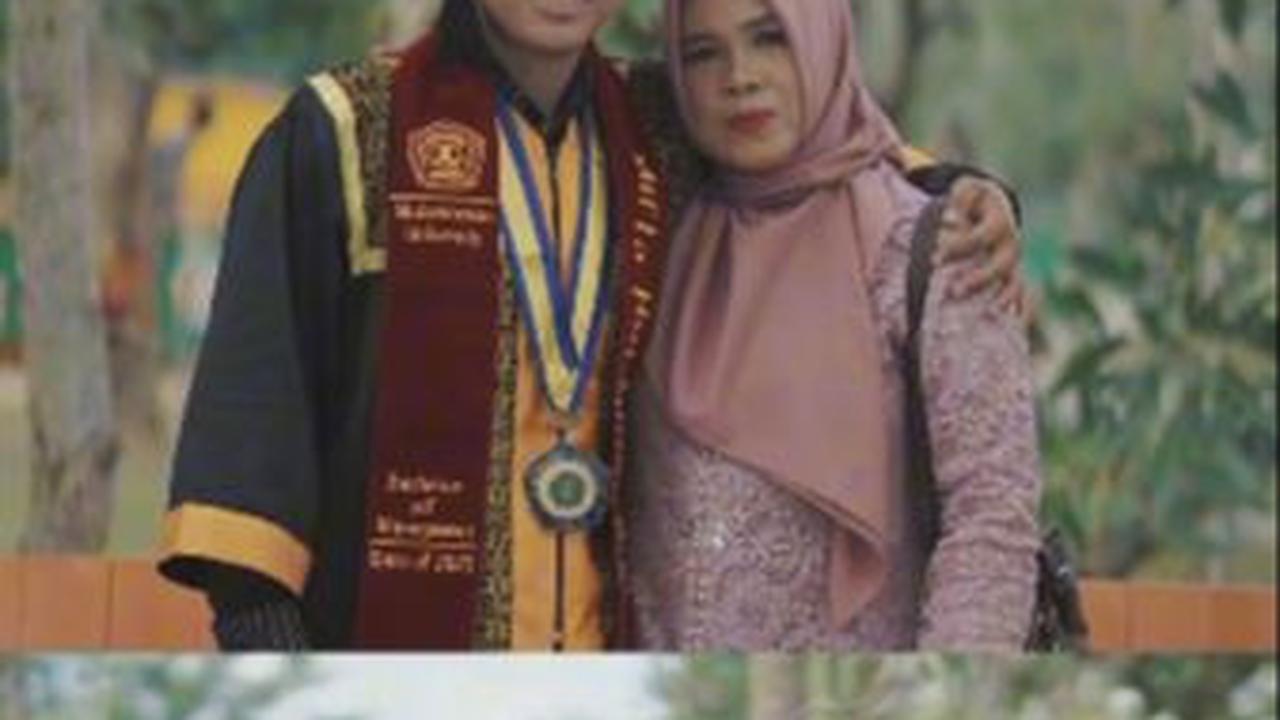 Ia juga mengucapkan terima kasih kepada orang tua dan keluarga. Sebab, berkat doa dan dukungan mereka, ia berhasil menyandang gelar sarjana. <br>