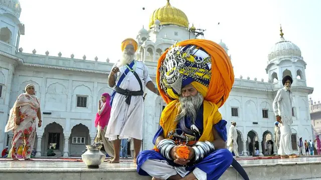 Kakek di India Tampil Nyentrik dengan Turban Terberat di Dunia