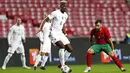 Gelandang Prancis, Paul Pogba, berusaha melewati pemain Portugal, Bruno Fernandes, pada laga UEFA Nations League di Stadion Da Luz, Minggu (15/11/2020). Prancis menang dengan skor 1-0. (AP/Armando Franca)