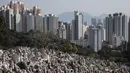 Dua orang wanita berdoa memberikan penghormatan di depan makam keluargnya untuk menyambut festival Ching Ming dikomplek pemakaman di Hong Kong (2/4). (AFP/Dale De La Rey)