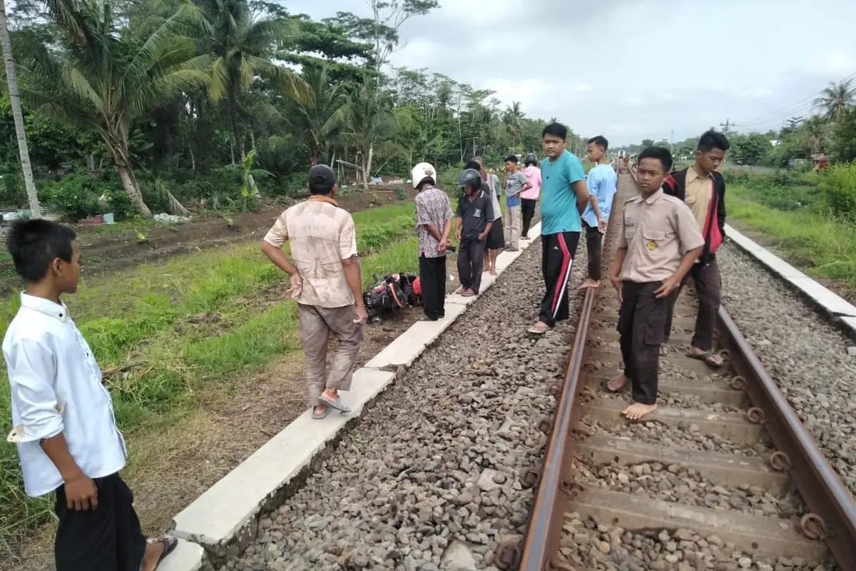 Sepeda motor yang dikendarai ibu menggendong balita di Ciawitali, Gandrungmangu, Cilacap, ringsek usai tertabrak dan terseret kereta api sejauh 20 meter. (Foto: Liputan6.com/Polres Cilacap/Muhamad Ridlo)