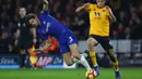 Bek Chelsea, Marcos Alonso, berebut bola dengan striker Wolverhampton, Raul Jimenez, pada laga Premier League di Stadion Molineux Wolves, Kamis (5/12). Wolves menang 2-1 atas Chelsea. (AFP/Geoff Caddick)