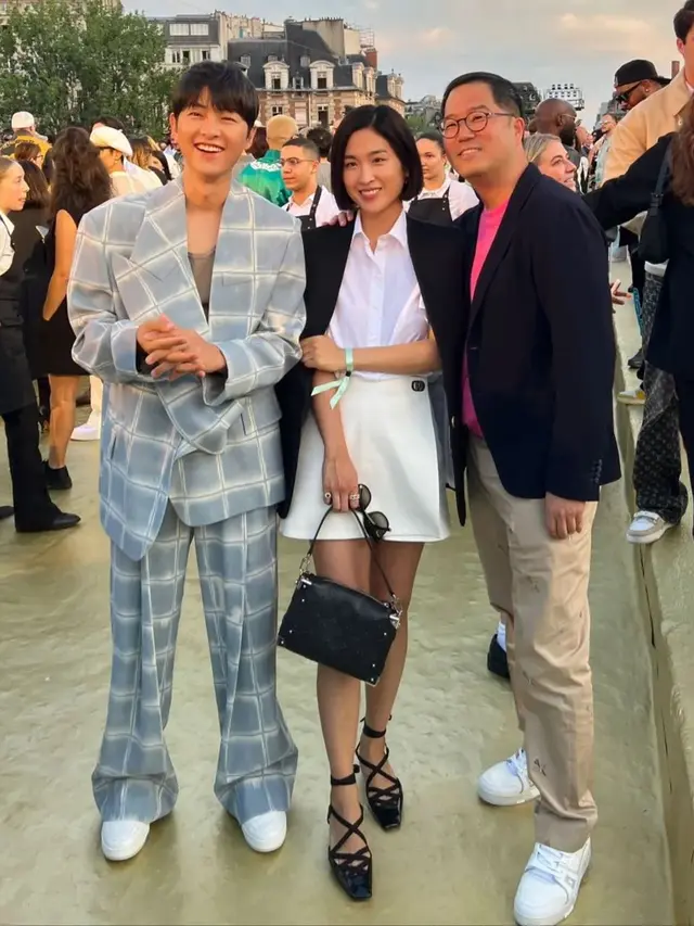Gaya Hot Daddy Song Joong Ki di Show Perdana Louis Vuitton Karya Pharell Williams