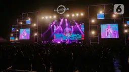 Suasana saat grup band Fourtwnty tampil dalam Festival Tamagochill di Tennis Indoor Senayan, Jakarta, Jumat (22/11/2019). Alunan musik Fourtwnty membuat suasana menjadi hangat. (Liputan6.com/Faizal Fanani)