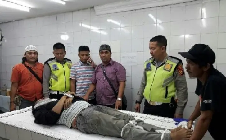 Seorang pengunjung tewas diduga karena keselek (tercekik) ketika makan malam di warung Pecal lele