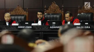 Wakil Ketua MK Anwar Usman (tengah) memimpin sidang lanjutan pengujian UU Jaminan Halal terkait ketentuan produk halal di gedung Mahkamah Konstitusi, Jakarta, Rabu (12/7). Sidang mendengarkan keterangan saksi dan ahli. (Liputan6.com/Helmi Fithriansyah)