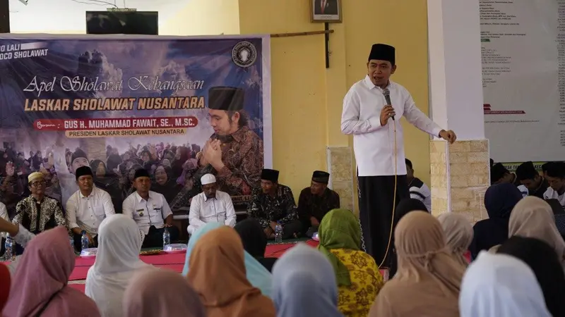 Muhammad Fawait dalam kegiatan salawat bersama Laskar Sholawat Nusantara dan kaum ibu di Jember. (Istimewa).