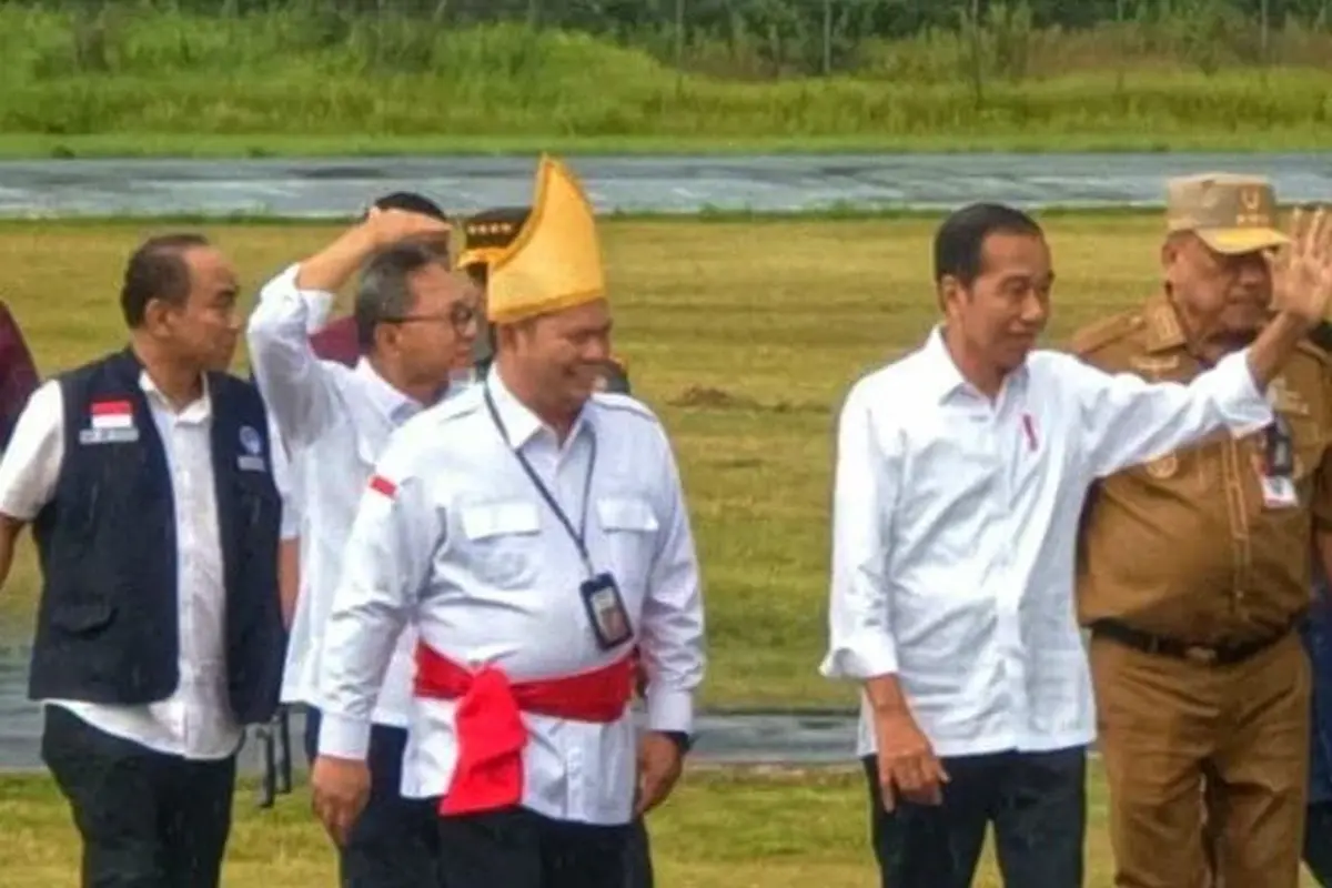 Kedatangan Jokowi di Bandara Udara Melonguane ini disambut Bupati Kepulauan Talaud Elly Engelbert Lasut.