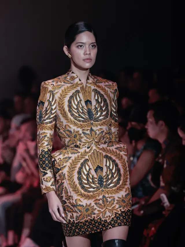Eksplorasi Rasa dan Estetika, Harmoni Batik dan Desain Kontemporer dalam Kolaborasi Iwan Tirta Private Collection x Julianto di PIFW 2025
