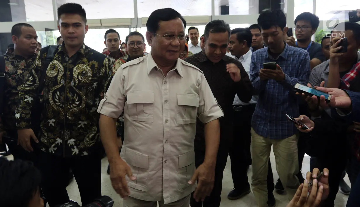 Ketua Umum Partai Gerindra Prabowo Subianto saat tiba di Kompleks Parlemen, Jakarta, Rabu, (16/5). Kedatangan Prabowo untuk membahas perkembangan politik terkini termasuk adanya serangkaian teror. (Liputan6.com/JohanTallo)