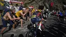 Pebalap tim Ineos Grenadiers, Thomas Pidcock melepaskan diri dari rombongan saat Stage 12 Tour de France 2022 yang menempuh rute sepanjang 165,1 km dari Briancon hingga L'Alpe-d'Huez, di Pegunungan Alpen, Prancis, Jumat (14/07/2022). (AP/Thibault Camus)