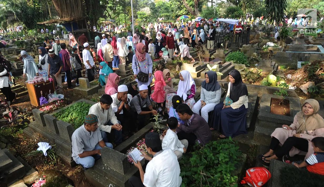 Sejumlah warga melakukan ziarah kubur di TPU Dreded  Bogor (15/6). Hari Raya Idul Fitri 1439 H dimanfaatkan warga untuk melakukan ziarah kubur bagi keluarga dan kerabat yang sudah meninggal. (Merdeka.com/Arie Basuki)