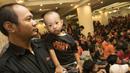 Anggota Jakantor Community, mengajak anaknya mengikuti acara nonton bareng sekaligus perayaan ulang tahun Persija di Hotel Royal Regal, Jakarta, Sabtu (28/11/2015). (Bola.com/Vitalis Yogi Trisna)