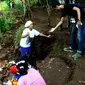 Warga lereng Gunung Tumpeng di wilayah Semanu, Kabupaten Gunungkidul, DIY, dikejutkan dengan penemuan mata air di lahan gersang. (Liputan6.com/Yanuar H)