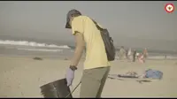 Konsulat Jenderal RI di Los Angeles melakukan kegiatan membersihkan pantai di Santa Monica, Los Angeles. (KJRI Los Angeles)