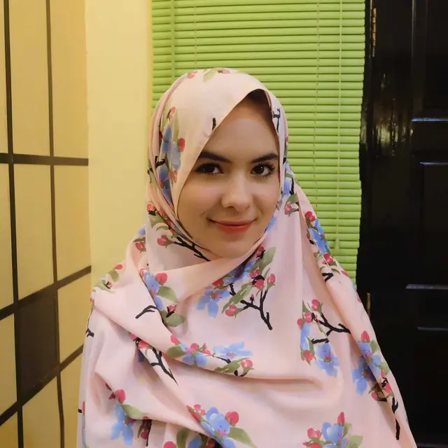 6 Potret Steffi Zamora saat Tampil Berhijab, Bikin Pangling