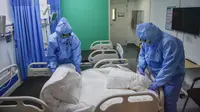 Staf medis Rumah Sakit Xiaotangshan membersihkan sebuah bangsal usai rumah sakit tersebut memulangkan seluruh pasien COVID-19 di Beijing, (28/4/2020).  (Xinhua/Peng Ziyang)