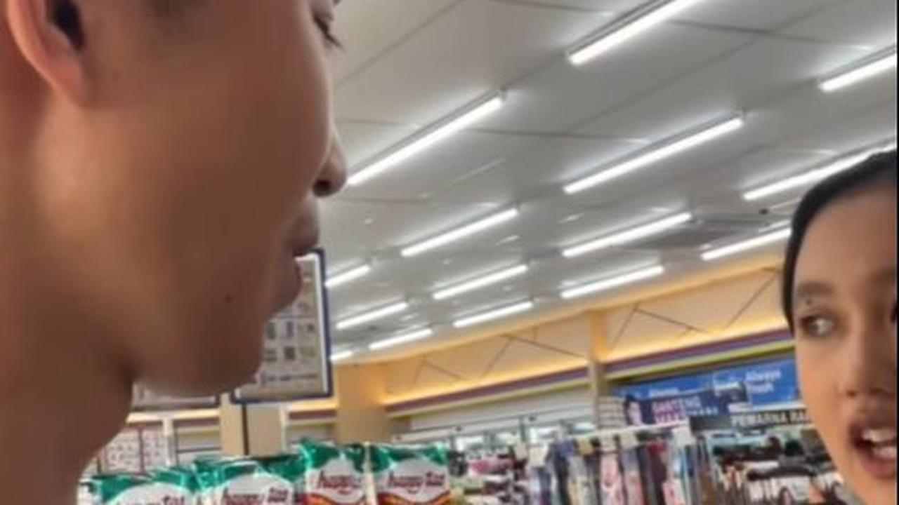 Walau mengaku tidak punya teman Jepang, perempuan kasir Indomaret tersebut mengatakan jika setiap nonton anime ia selalu belajar.<br>