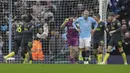 Kiper Manchester City, Jordan Pickford melakukan selebrasi setelah berhasil menggagalkan tendangan penalti pemain Manchester City, Erling Haaland pada laga lanjutan Liga Inggris 2024/2025 di Etihad Stadium, Manchester, Inggris, Kamis (26/12/2024). (AP Photo/Martin Rickett)