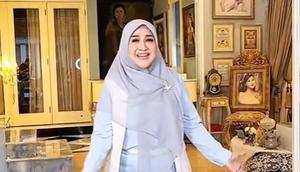 Potret area belakang rumah Paramitha Rusady yang elegan dan penuh nuansa klasik. [IG: @paramitha118real]