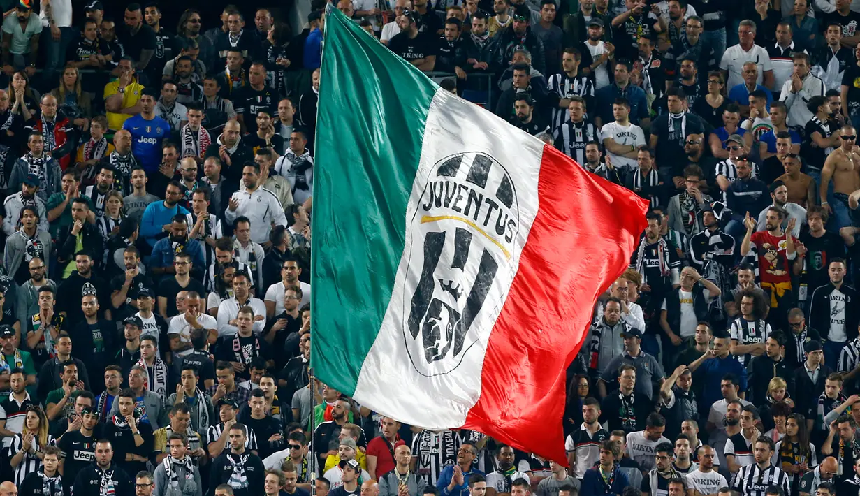 Suporter Juventus memberikan dukungan pada tim kesayangannya  saat 8 besar Liga Champions di Juventus Stadium, Italia, Rabu (15/4/2015). Juvenetus Menang 1-0 atas AS Monaco. (Reuters/Stefano Rellandini)