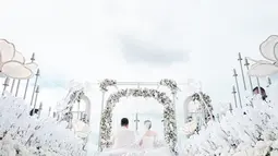 Angela Tee dan suami memilih tema pernikahan serba putih. Angela nampak anggun menggunakan gaun putih dan sang suami makin tampan dengan jas putihnya. Pernikahan keduanya hanya dihadiri oleh orang-orang terdekat. (Liputan6.com/IG/@anqela.tee).