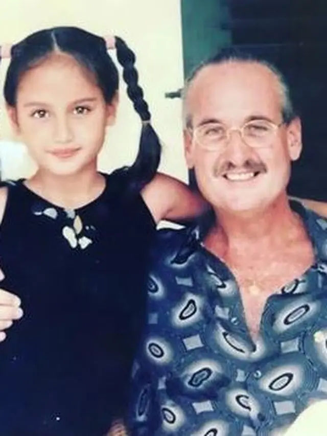 Potret Masa Kecil 6 Artis Wanita Blasteran Bareng Ayah, Penuh Kehangatan