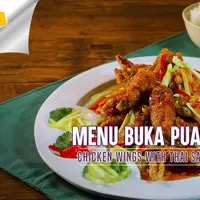 Menikmati sayap ayam dengan saus yang berbeda untuk menu buka puasa hari ini. Yuk! (Fotografer: Adrian Putra/DI: M. Iqbal Nurfajri/Chef: Arum Sari)