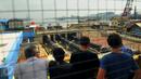 Sejumlah turis dari Jerman mengamati proses pembuangan air ke laut saat kunjungan ke Waduk Pluit, Jakarta, Rabu (16/3). Normalisasi Waduk Pluit membuat sejumlah warga negara asing tertarik melakukan penelitian. (Liputan6.com/Faisal R Syam)